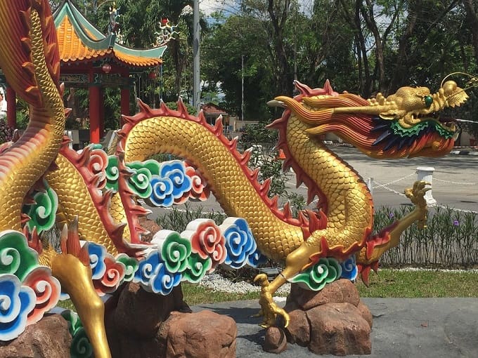 chinese dragon sculpture